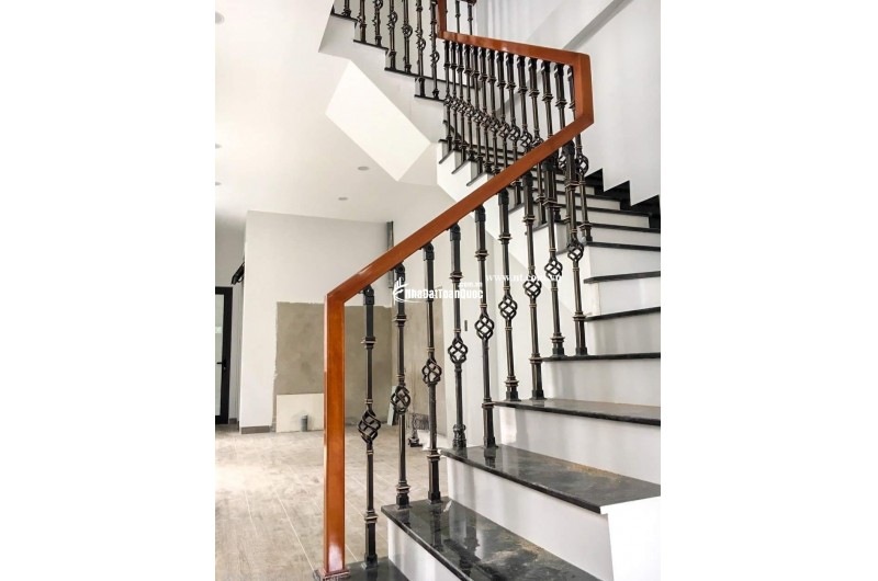 Mình cho thuê nhà lô góc, mới, Nam Trung Yên; vỉa hè 97m2* 5T- 31 Tr